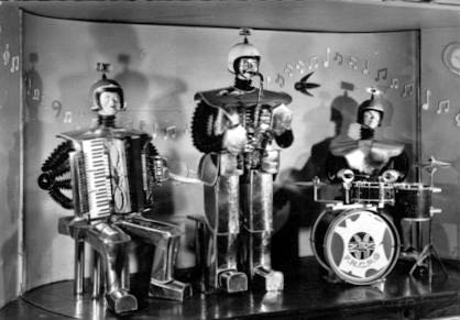 LES ROBOTS-MUSIC : Carte postale Yvon appartenant à Dorian Feller (années 1960, probablement)