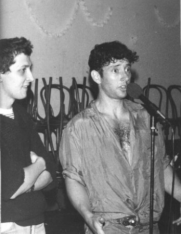 Pol Dodu fait l'interview de Jonathan Richman, en public et en direct � la radio, reils, 13 juin 1985. Photo : Bruno Rouvier